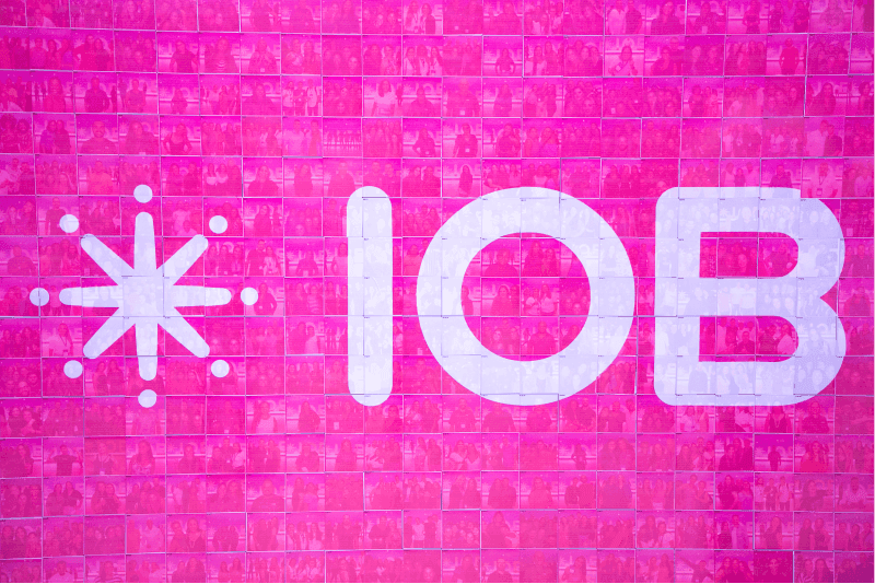 logotipo da IOB com imagens de colaboradores ao fundo.