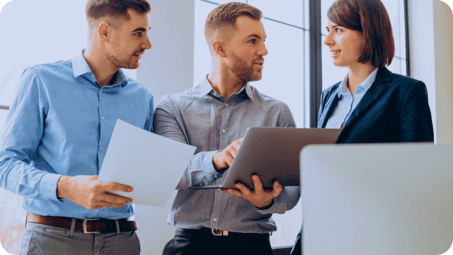 Equipe discutindo as mudanças na legislação municipal.