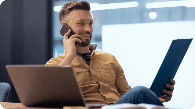 Jovem contador conversando no celular com cliente