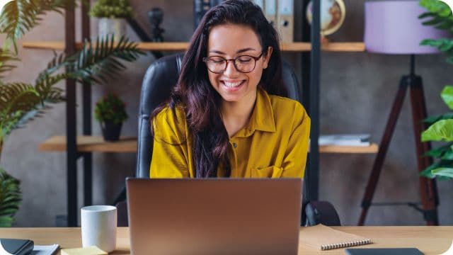 Mulher usa a plataforma para contadores da IOB