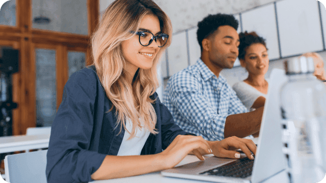 Profissional de RH trabalhando em seu notebook