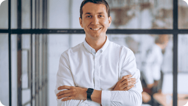 Jovem contador satisfeito com a plataforma IOB Abordo