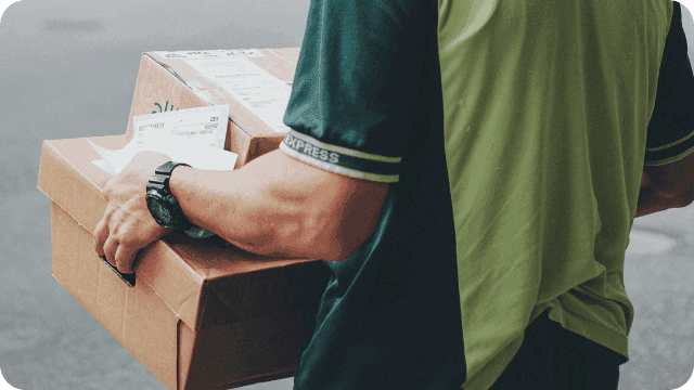 profissional de transportadora faz entrega