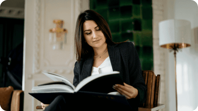 jovem advogada lê a conceituada Revista Síntese