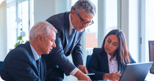 Equipe de advogados discutem contratos