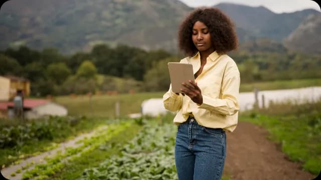 jovem agricultora faz emissão de notas pelo tablet