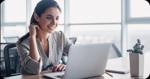 uma jovem analisando trabalhando no ERP pelo notebook