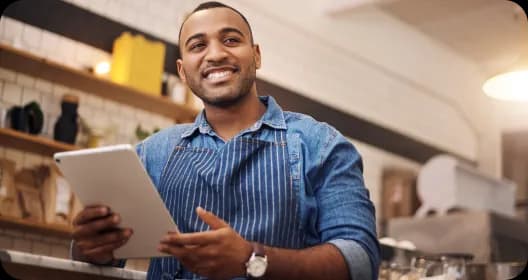 um comerciante faz controle de estoque pelo tablet