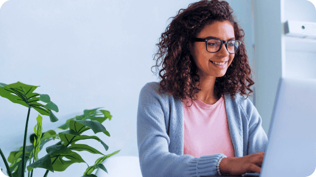 Uma profissional consulta o ISSQN pela internet.