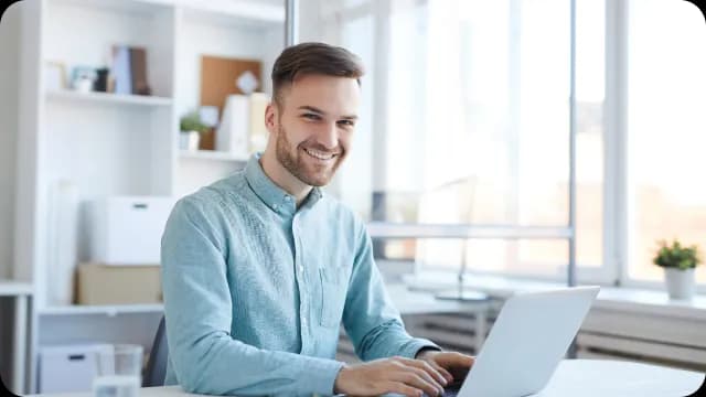 jovem contador pesquisa sobre 13º salário no notebook