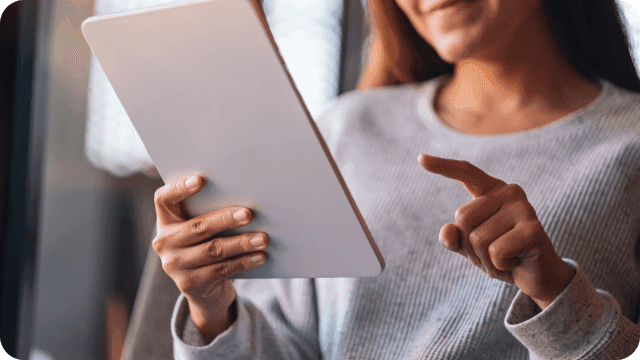 contadora consulta o sistema FGTS Digital no tablet