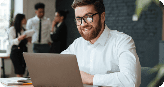 jovem empresário usa o ERP IOB Business