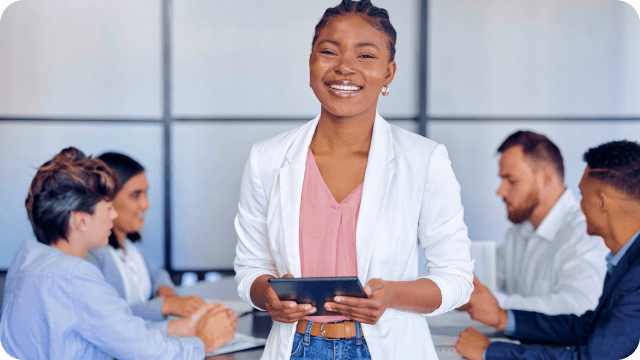 consultora feliz com sua equipe ao fundo