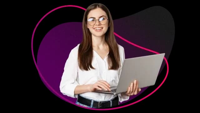 mulher da área fiscal sorri e trabalha no notebook