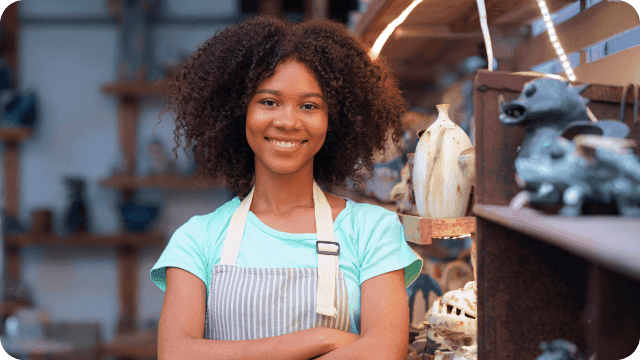 jovem mulher empreendedora sorridente