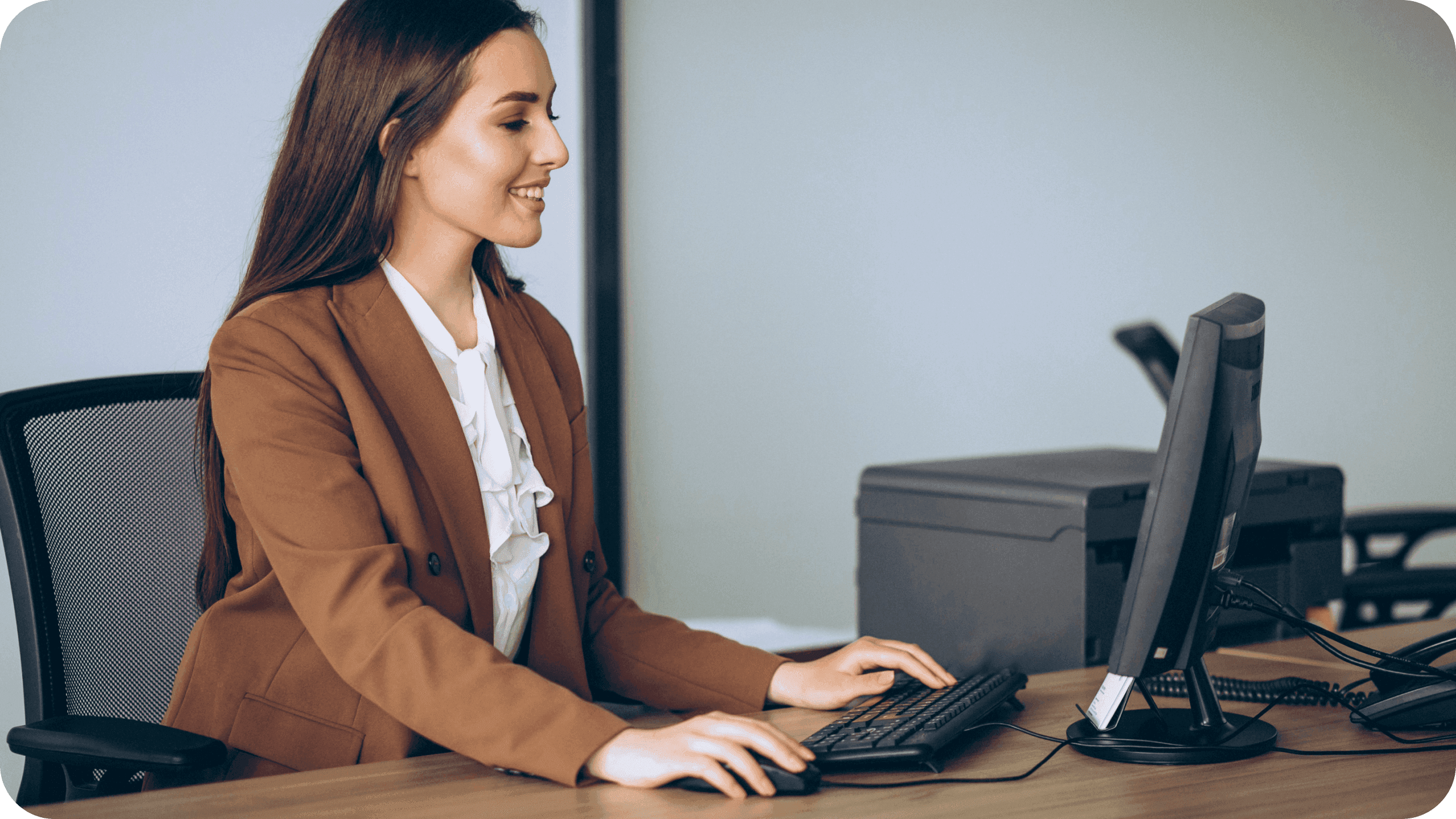 mulher da área tributária analisa ICMS-ST