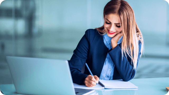 Mulher estuda legislação tributária