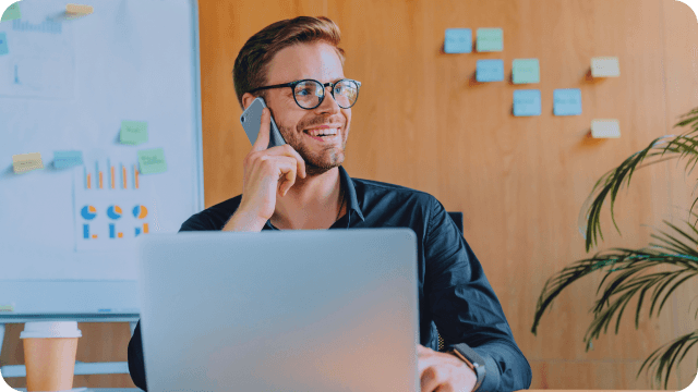 jovem profissional de rh fala com cliente pelo celular