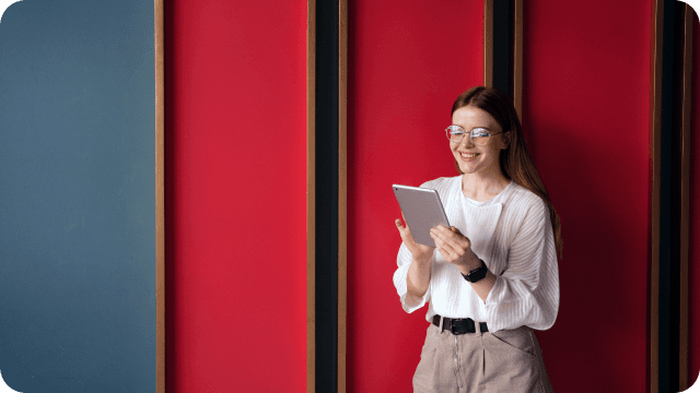 uma jovem fiscal revisa as entregas pelo tablet