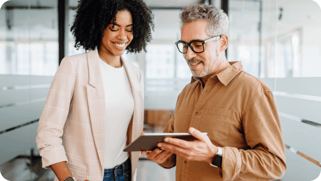 Colegas de trabalho discutem apresentação em um tablet