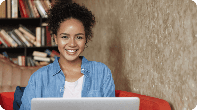 mulher estuda através de EAD em seu notebook