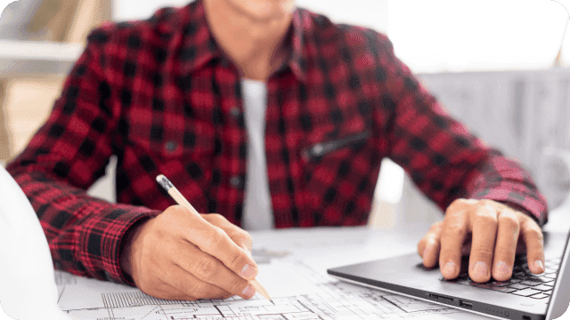 Arquiteto mexendo no notebook