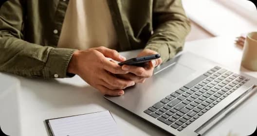 Assessor de imprensa trabalhando no notebook e celular