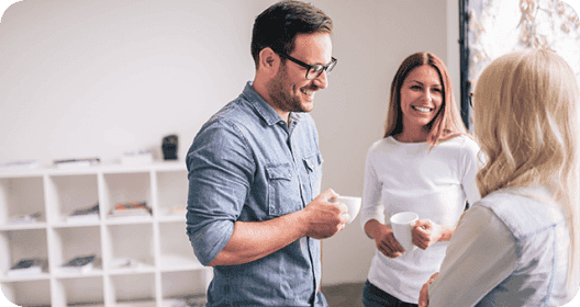 Colegas de trabalho conversando