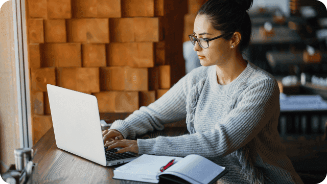 contadora MEI trabalhando em seu notebook