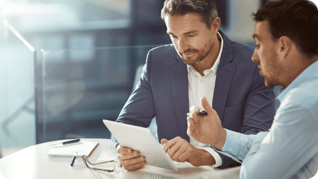 dois contadores analisam um documento e conversam