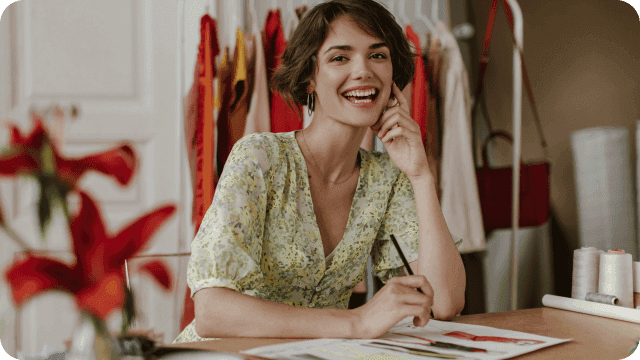 Empreendedora costureira trabalhando em seu ateliê.