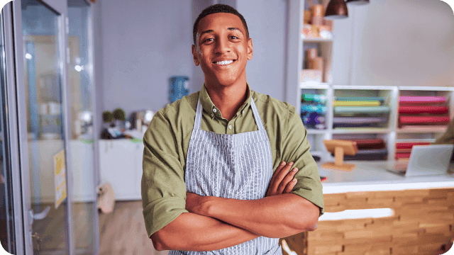 Jovem empreendedor satisfeito com suas vendas