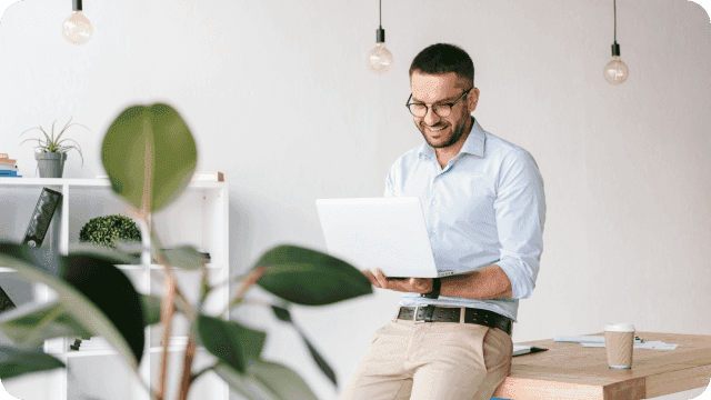 Empresário trabalhando no notebook em seu escritório