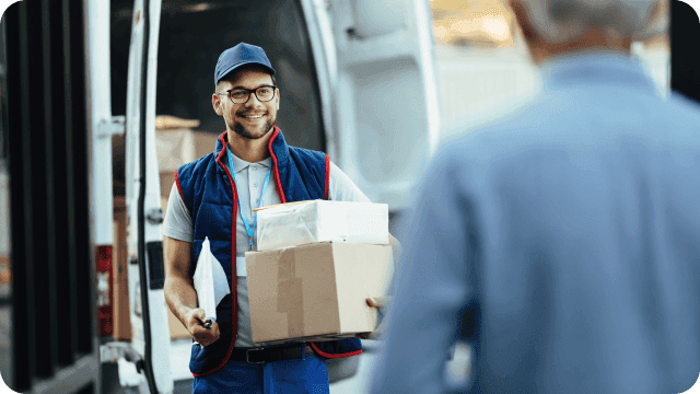 Um jovem entregador entrega caixas ao seu cliente