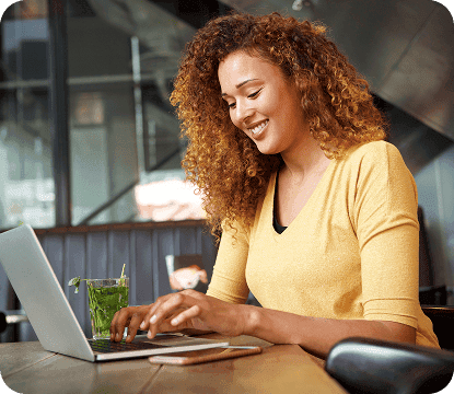 Estudante faz aula online pelo notebook