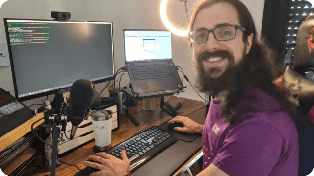 um iober sorridente em sua estação de trabalho em home office