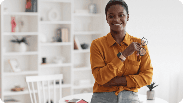 Jovem e confiante empreendedora em seu escritório