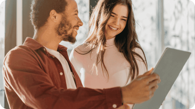 Jovens empreendedores analisam projeto no tablet