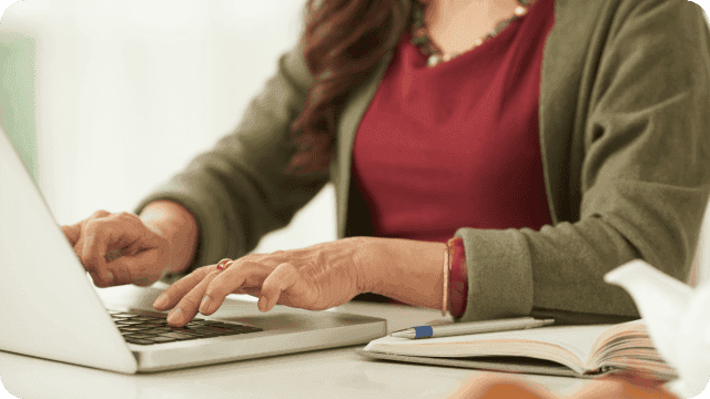 Mãos femininas digitando em um notebook