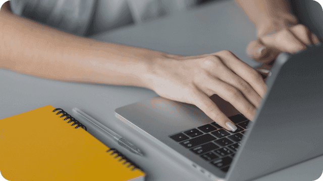 Mãos femininas digitando em um notebook