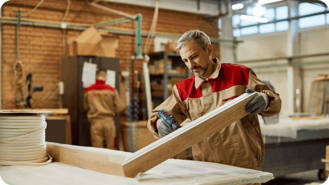 senhor marceneiro trabalhando em sua marcenaria