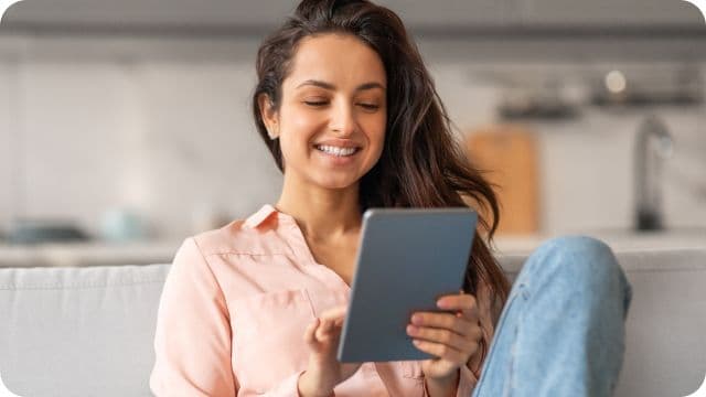 microempreendedora acessa portal sobre MEI no tablet