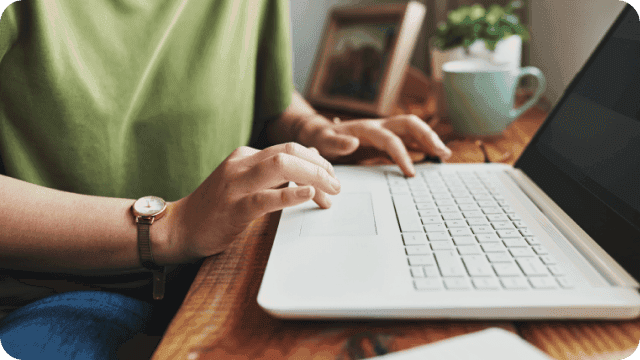 mulher acessa portal MEI através do notebook