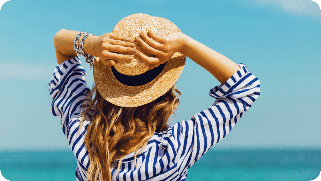 Mulher de férias na praia