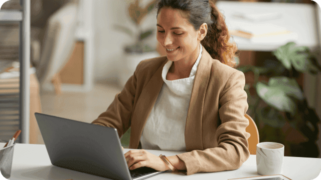 Mulher trabalhando no notebook em seu escritório
