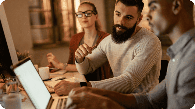 profissionais contábeis estudam juntos pelo notebook