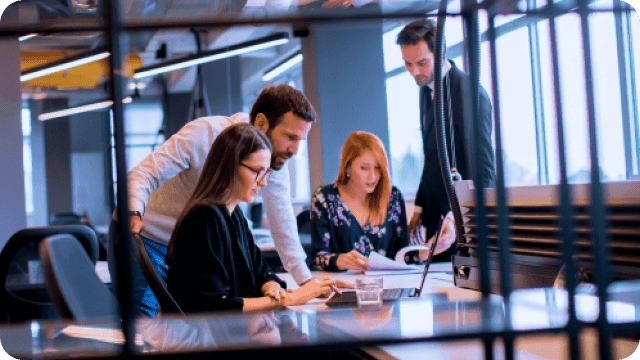 Profissionais usam sistema de gestão multiempresa no notebook