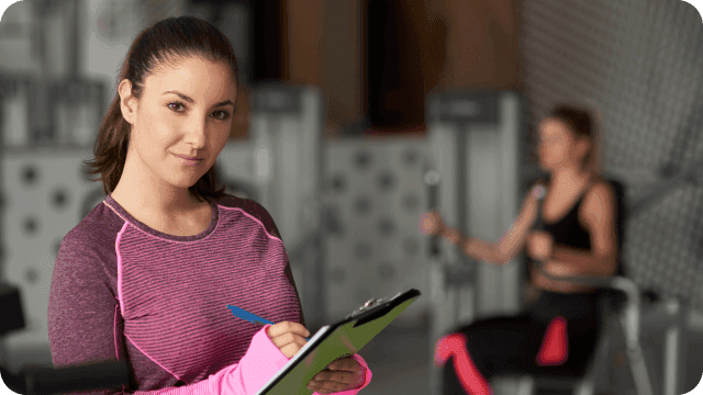 Uma jovem profissional de educação física em uma academia