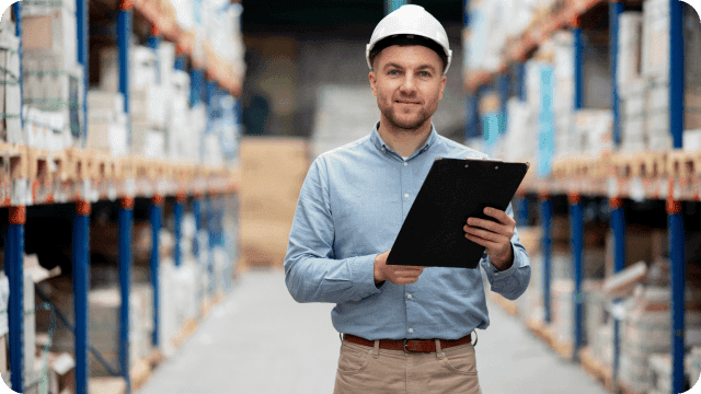 Profissional cuidando da logística de entregas