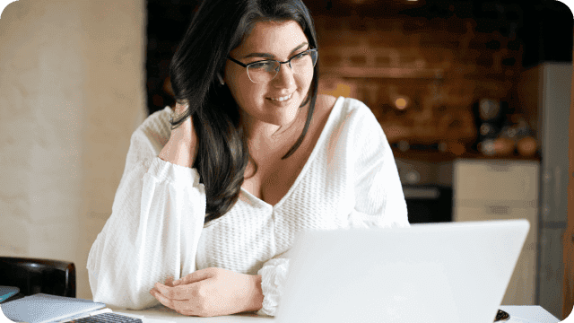 Uma jovem profissional trabalhando em seu notebook